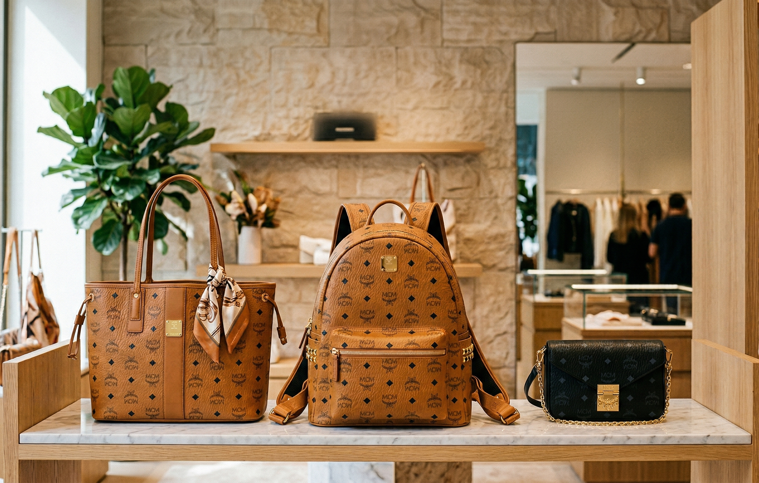 MCM Stark Backpack in Cognac, MCM Anya Shopper und MCM Patricia Crossbody in einer MCM Boutique